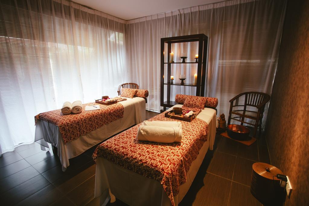 Sand & Sandals Desaru Beach Resort & Spa Buitenkant foto A spa treatment room
