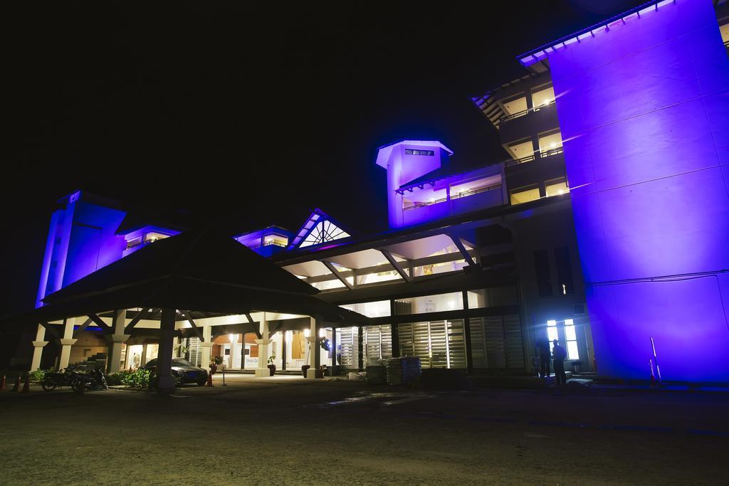 Sand & Sandals Desaru Beach Resort & Spa Buitenkant foto The National Museum of Singapore at night