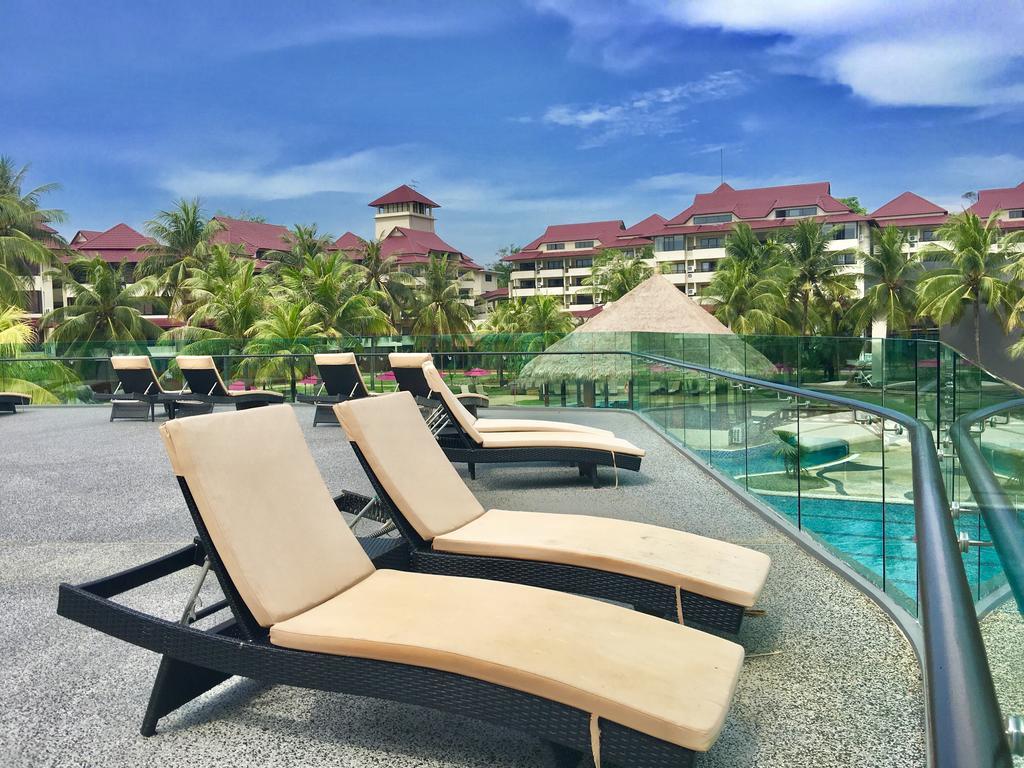 Sand & Sandals Desaru Beach Resort & Spa Buitenkant foto The swimming pool at the resort