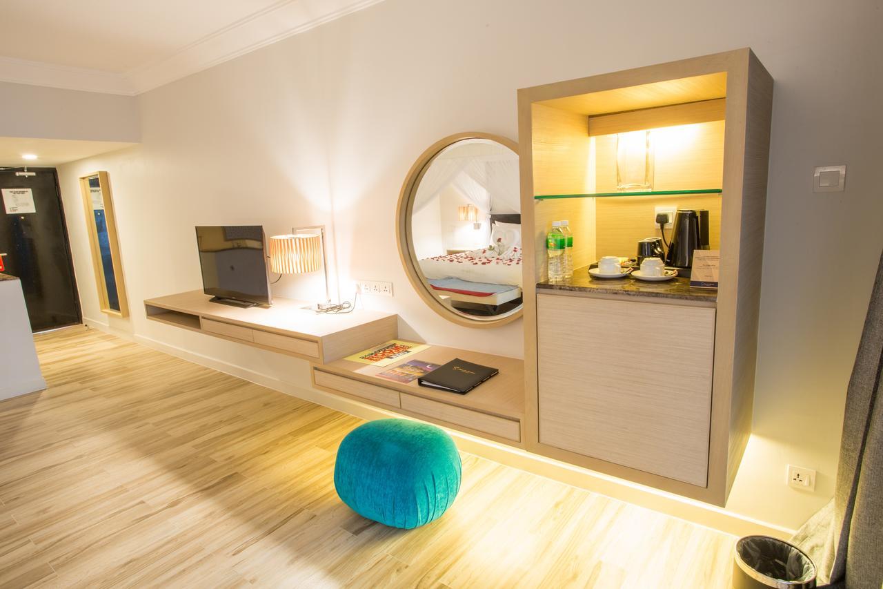 Sand & Sandals Desaru Beach Resort & Spa Buitenkant foto A room at the hotel