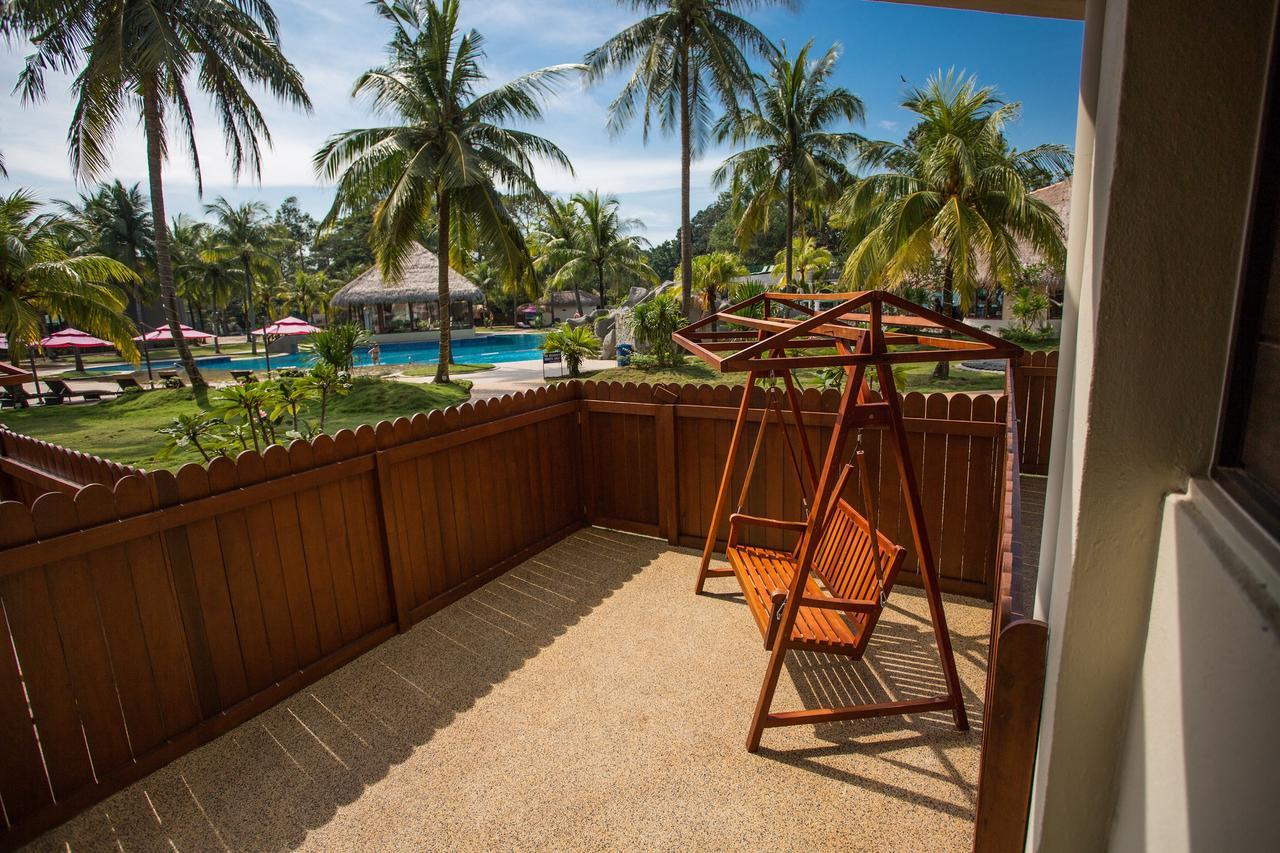 Sand & Sandals Desaru Beach Resort & Spa Buitenkant foto A view of the pool from a guest room