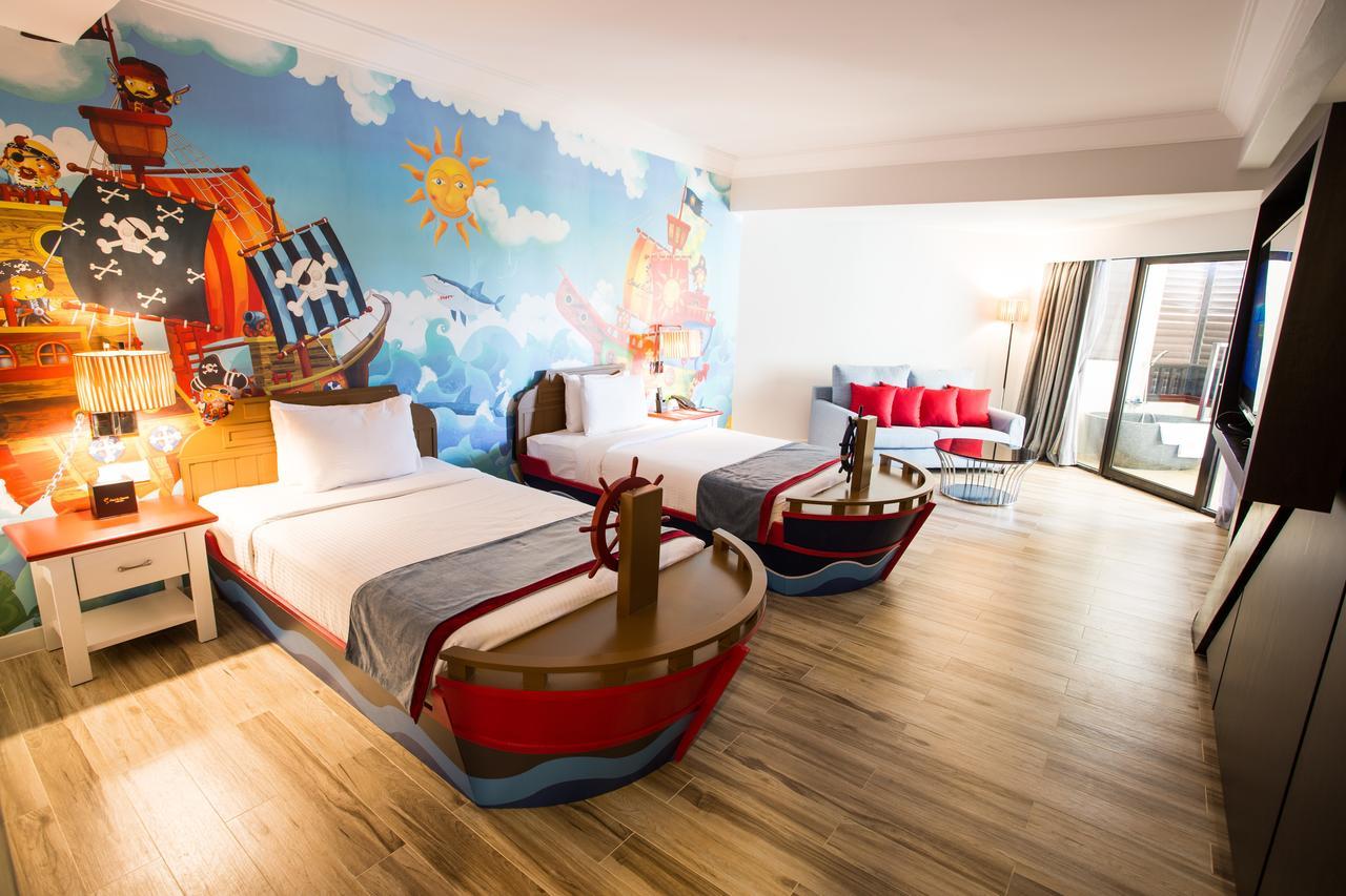 Sand & Sandals Desaru Beach Resort & Spa Buitenkant foto Family room