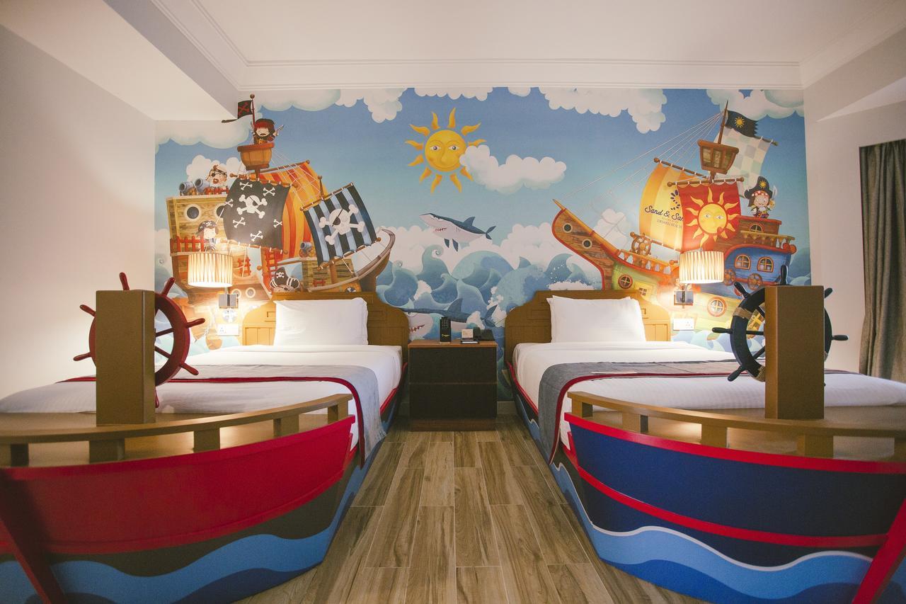 Sand & Sandals Desaru Beach Resort & Spa Buitenkant foto A room at the Great Wolf Lodge in Concord, North Carolina