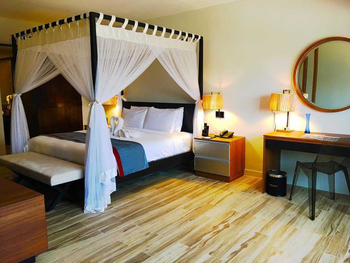 Sand & Sandals Desaru Beach Resort & Spa Buitenkant foto A room at the hotel